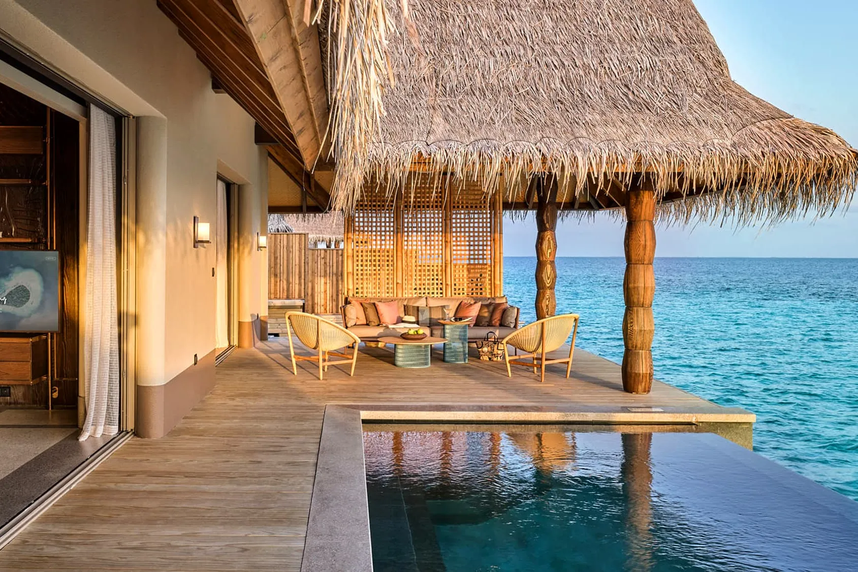 luxury-water-villa-with-pool-outdoor_2000